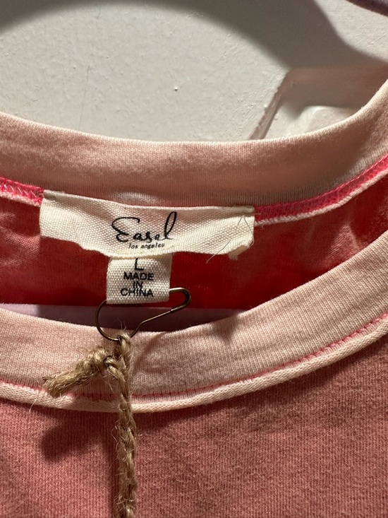 NWT- Easel mineral-washed cotton top, and a prominent floral star patch. - Picture 6 of 6